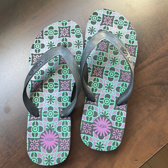 Ugg flip flops - Picture 1 of 3